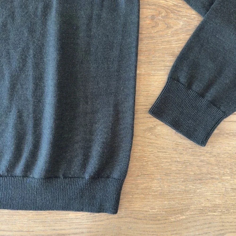 Banana Republic Mens L Extra Fine Italian Merino Wool V-Neck Sweater Gray Green